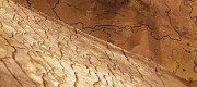 Каменная плита, найденная в деревне Чандар. По мнению ученых, это часть рельефной карты уральского региона. Исследователи полагают, что в окрестностях Чандара могут находиться и другие фрагменты гигантской карты